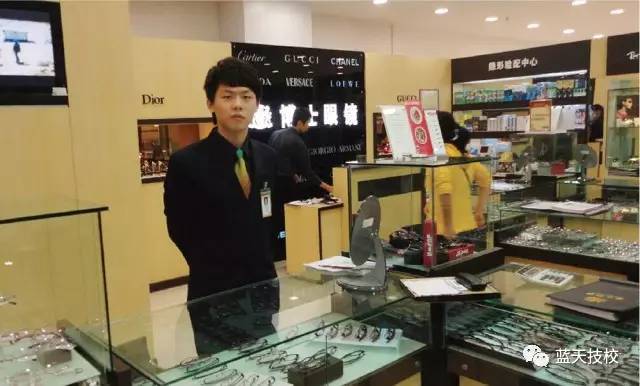广州市蓝天技工学校--眼镜验光配镜与营销高技班