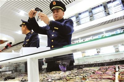 眼镜城商户违规卖名牌